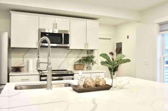 11 Noble St, Unit 1 in Brunswick, ME - Building Photo - Building Photo