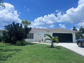 1110 Everest Rd in Venice, FL - Building Photo