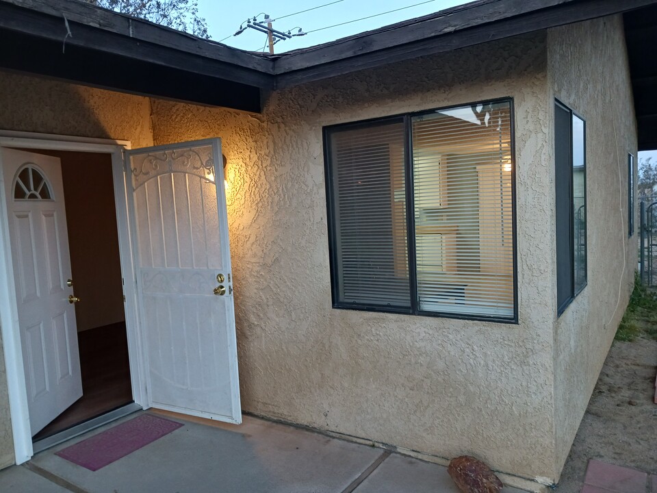 6423 Ronald Drive, Unit A in Yucca Valley, CA - Foto de edificio