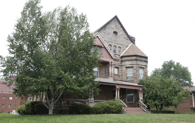 340 S Winebiddle St in Pittsburgh, PA - Building Photo - Building Photo