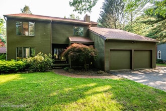 13 Robinwood Dr in Clifton Park, NY - Building Photo - Building Photo