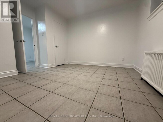 2770 Yonge St in Toronto, ON - Building Photo - Building Photo