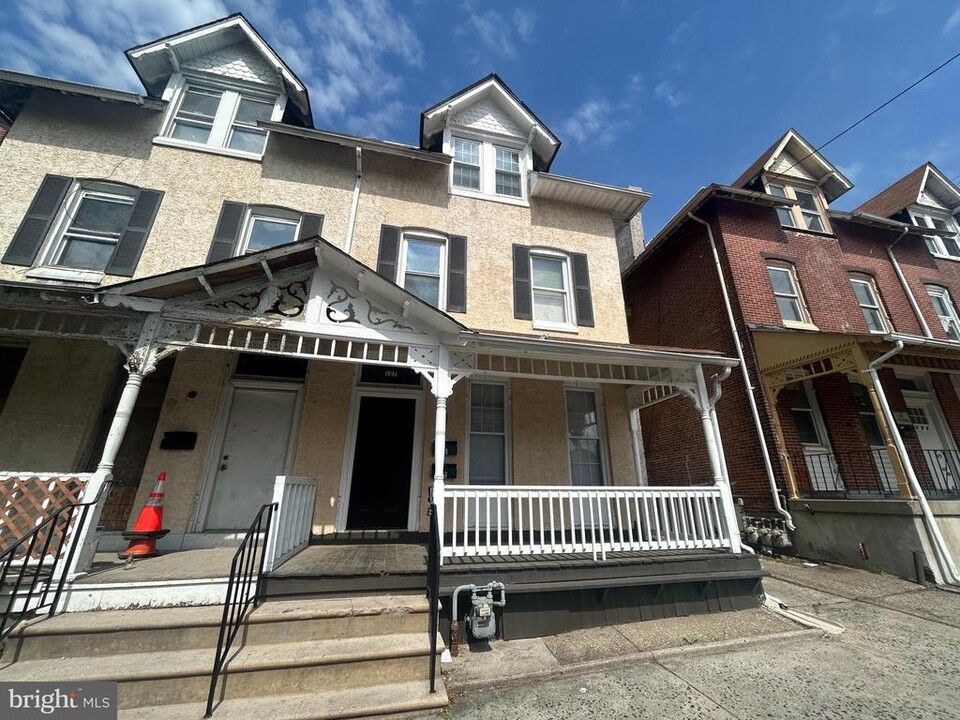 127 Haws Ave in Norristown, PA - Building Photo