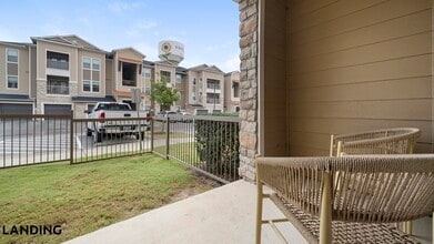 2825 Main St, Unit 314 in Buda, TX - Foto de edificio - Building Photo