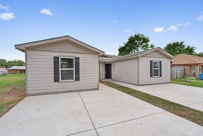 1153 Magnolia St in Seguin, TX - Building Photo - Building Photo