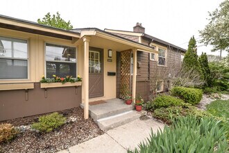 2263 Parkwood Ave in Ann Arbor, MI - Building Photo - Building Photo