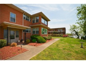 Bridgeview Manor in Newport News, VA - Foto de edificio - Building Photo