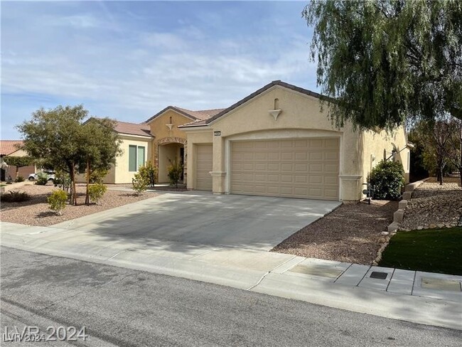 2084 Clearwater Lake Dr in Henderson, NV - Building Photo - Building Photo