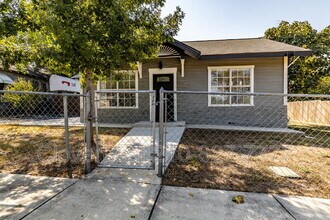 210 Dumoulin Ave in San Antonio, TX - Building Photo - Building Photo
