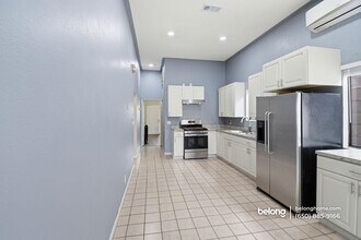 3221 Helen St in Oakland, CA - Foto de edificio - Building Photo