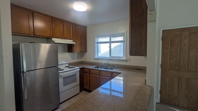 830 W Lincoln Ave in Escondido, CA - Building Photo - Building Photo