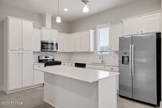 107 Satsuma Dr in Youngsville, LA - Building Photo - Building Photo