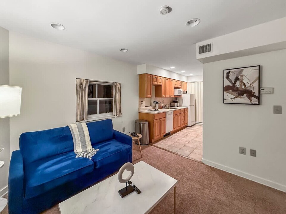 242 S 17th St in Philadelphia, PA - Building Photo