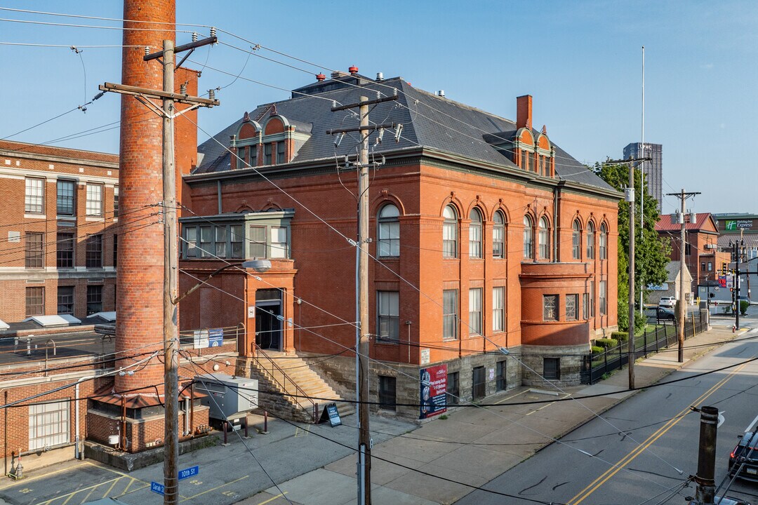 Residences at South High in Pittsburgh, PA - Foto de edificio