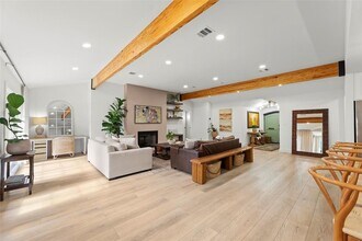 802 N Wilcrest Dr in Houston, TX - Building Photo - Building Photo