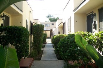 417 E Elmwood Ave in Burbank, CA - Building Photo - Building Photo