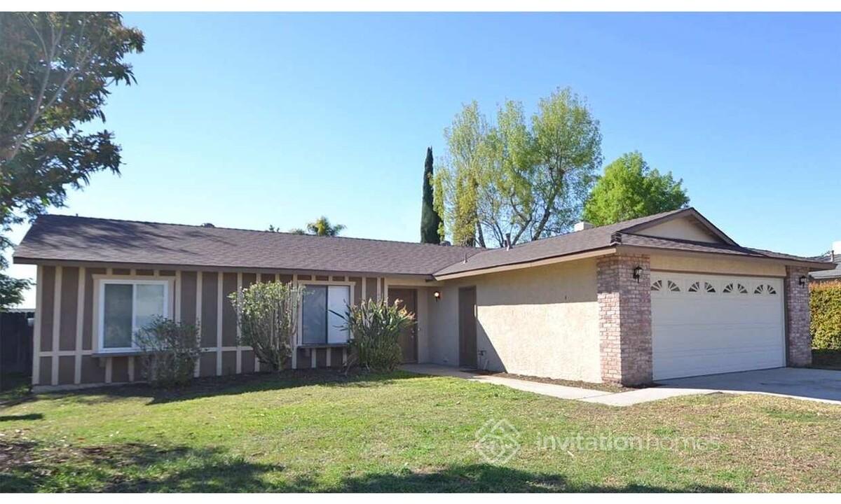 1676 Rhone Ave in Highland, CA - Building Photo