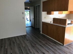 513 S 67th Pl in Springfield, OR - Building Photo - Building Photo