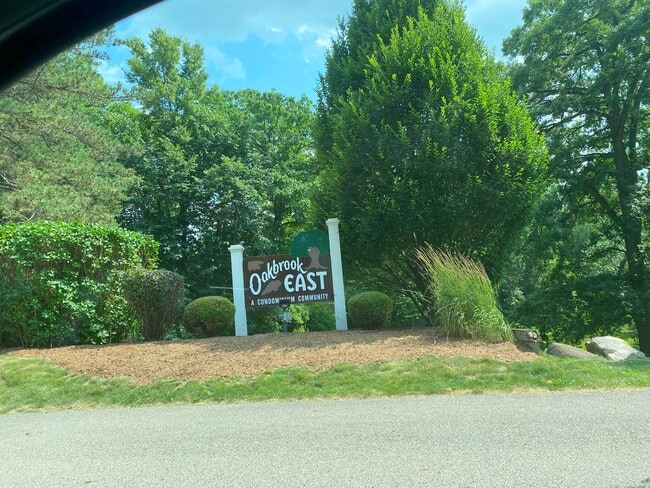 property at 1462 Oakbrook E Dr