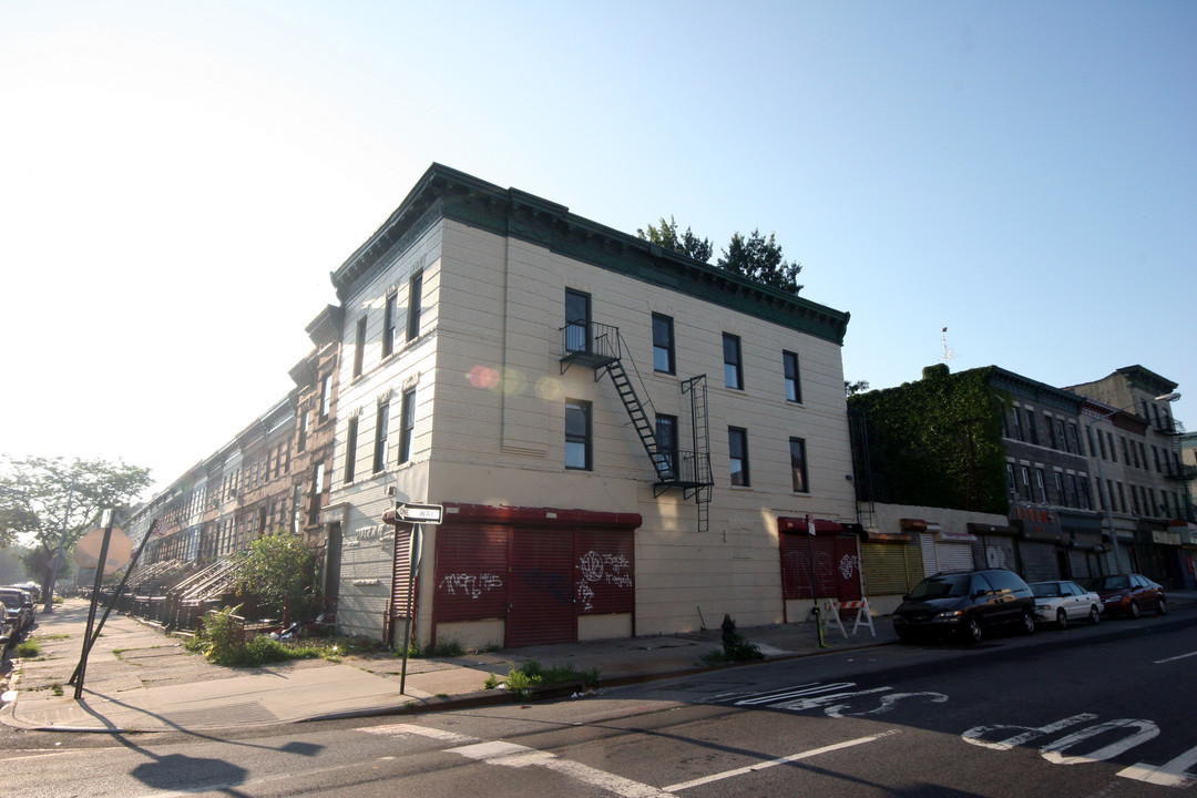 426 Bainbridge St in Brooklyn, NY - Building Photo