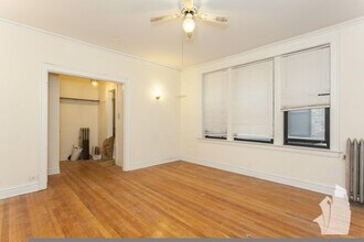 429 W Surf St, Unit 1B in Chicago, IL - Foto de edificio - Building Photo