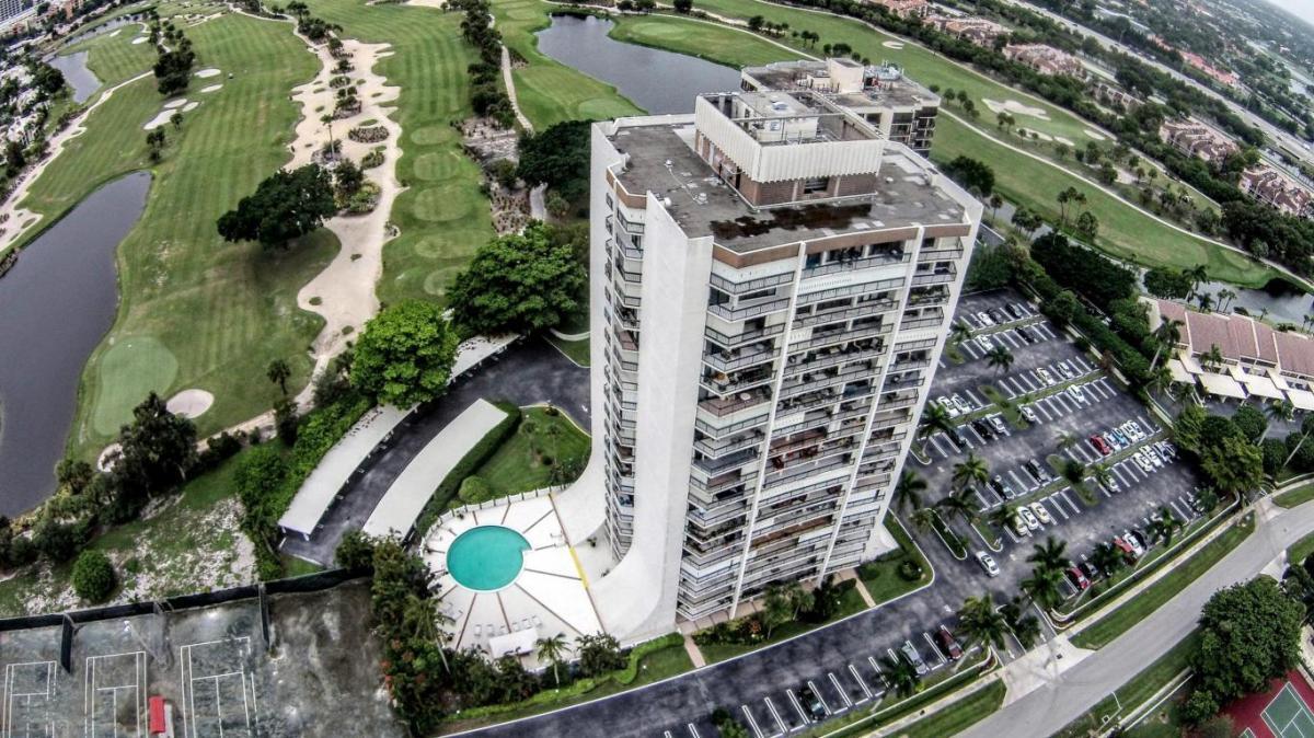 2425 Presidential Way in West Palm Beach, FL - Building Photo