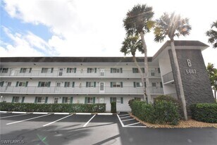5667 Rattlesnake Hammock Rd in Naples, FL - Building Photo