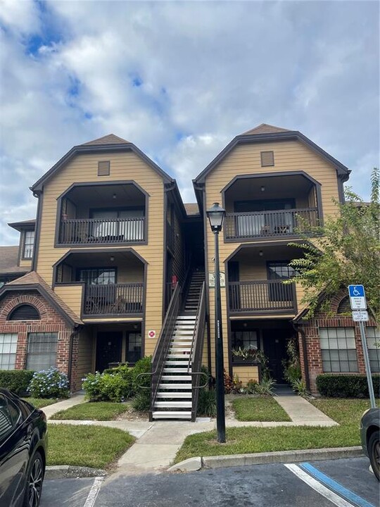 345 Forestway Cir in Altamonte Springs, FL - Foto de edificio