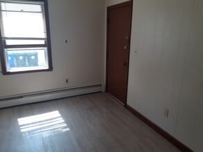 7 School Ct, Unit 7A in Bristol, RI - Building Photo - Building Photo