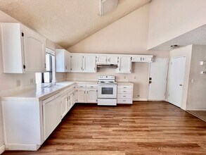 2555 N Dewey Ave in Fresno, CA - Building Photo - Building Photo