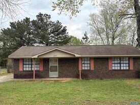 6204 Menifee Dr NW in Huntsville, AL - Building Photo