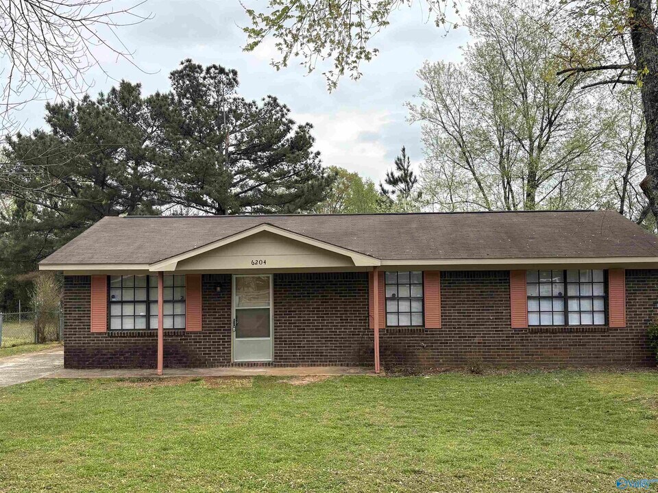 6204 Menifee Dr NW in Huntsville, AL - Building Photo