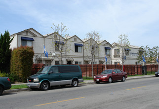 Pomona Townhouse Apartments in Costa Mesa, CA - Foto de edificio - Building Photo