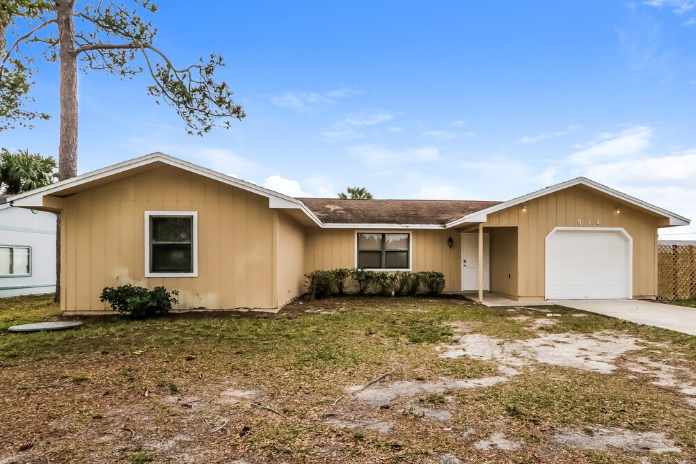 574 NW Fairfax Ave in Port St. Lucie, FL - Building Photo