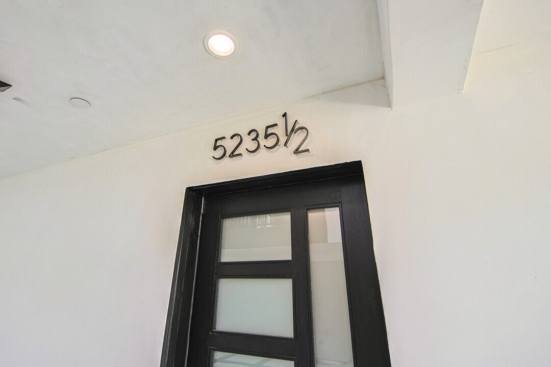 5235 Satsuma Ave in Los Angeles, CA - Building Photo