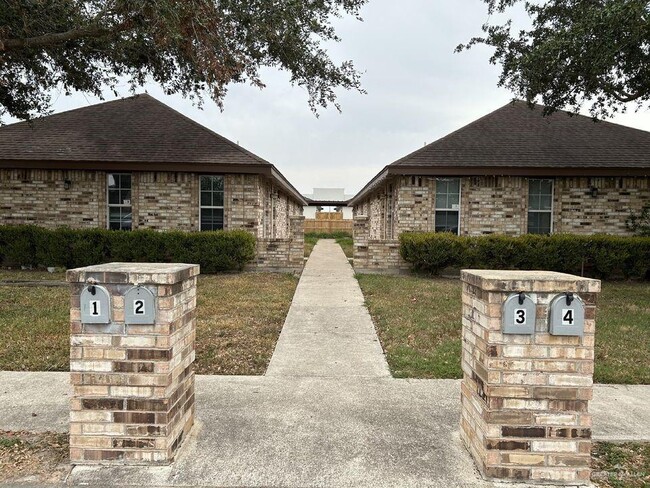 property at 809 W Bronze Dr