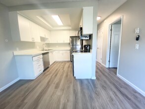 5810 Amaya Dr in La Mesa, CA - Building Photo - Building Photo