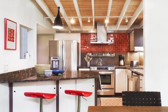 2305 Rundell Pl in Austin, TX - Foto de edificio - Building Photo