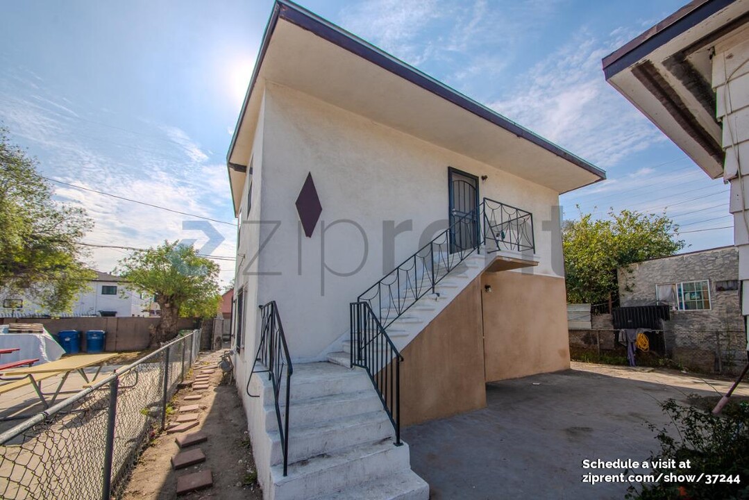 912 E 90th St in Los Angeles, CA - Building Photo