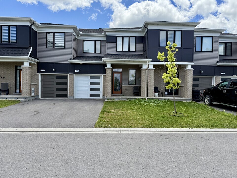 270 Atima Cir in Ottawa, ON - Building Photo