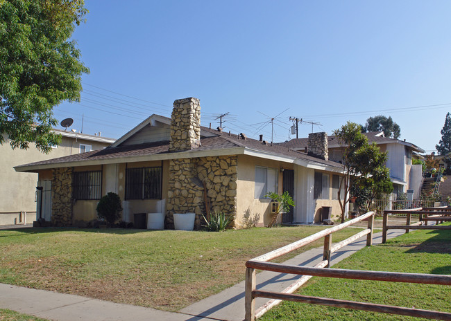 1114 W 9th St in Corona, CA - Foto de edificio - Building Photo