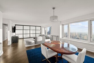 132 E Delaware Pl in Chicago, IL - Building Photo - Building Photo