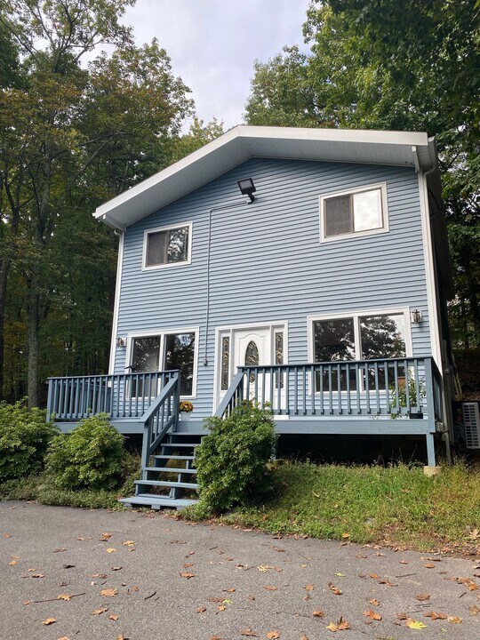 137 Sunset Dr in Milford, PA - Building Photo