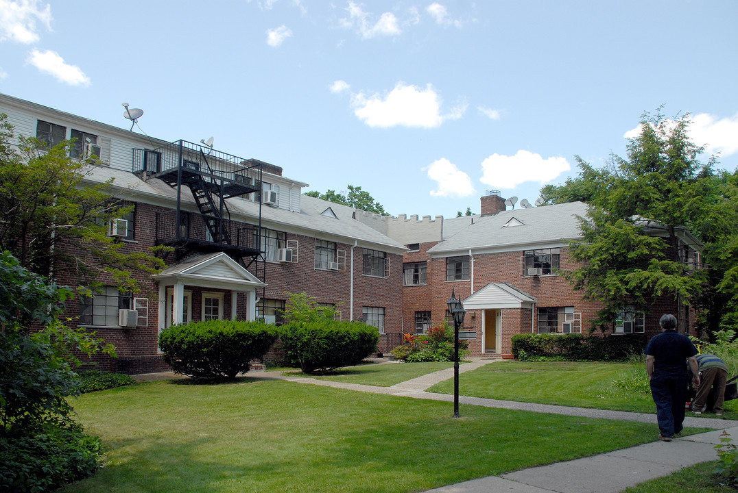 10 Hillside Ave in Englewood, NJ - Building Photo