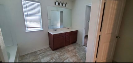 8214 Phantom Fld in San Antonio, TX - Building Photo - Building Photo