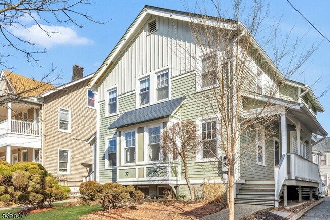 35 Portland Pl in Montclair, NJ - Building Photo - Building Photo