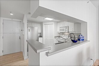 701 Brickell Key Blvd, Unit 1408 in Miami, FL - Building Photo - Building Photo