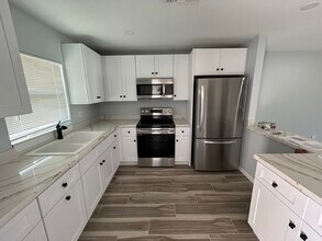 638 SE 13th Ave in Cape Coral, FL - Building Photo - Building Photo