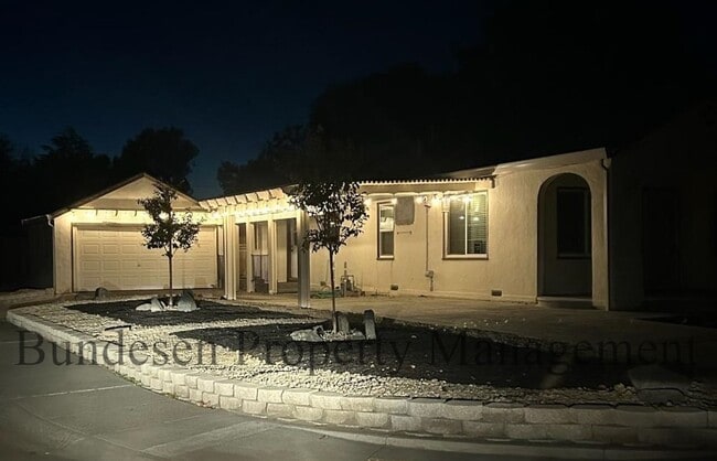 409 N Washington St in Dixon, CA - Building Photo - Building Photo