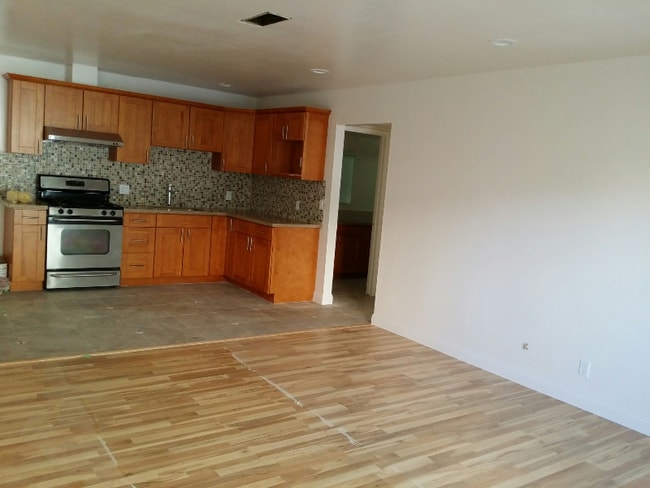 242 Dennis Dr in Daly City, CA - Foto de edificio - Building Photo